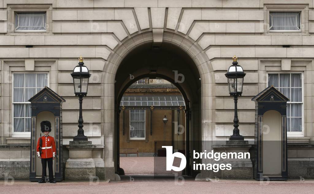 Soldier Guarding Buckingham Palace, London, England, UK (photo)