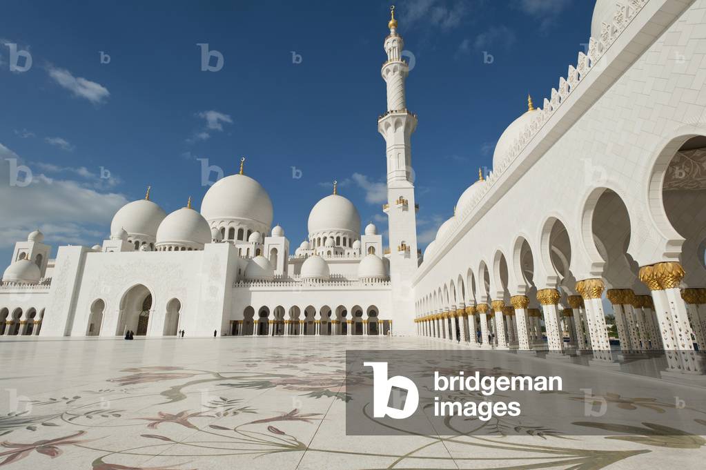Courtyard of the Sheikh Zayed Grand Mosqueabu Dhabi, United Arab Emirates (photo)