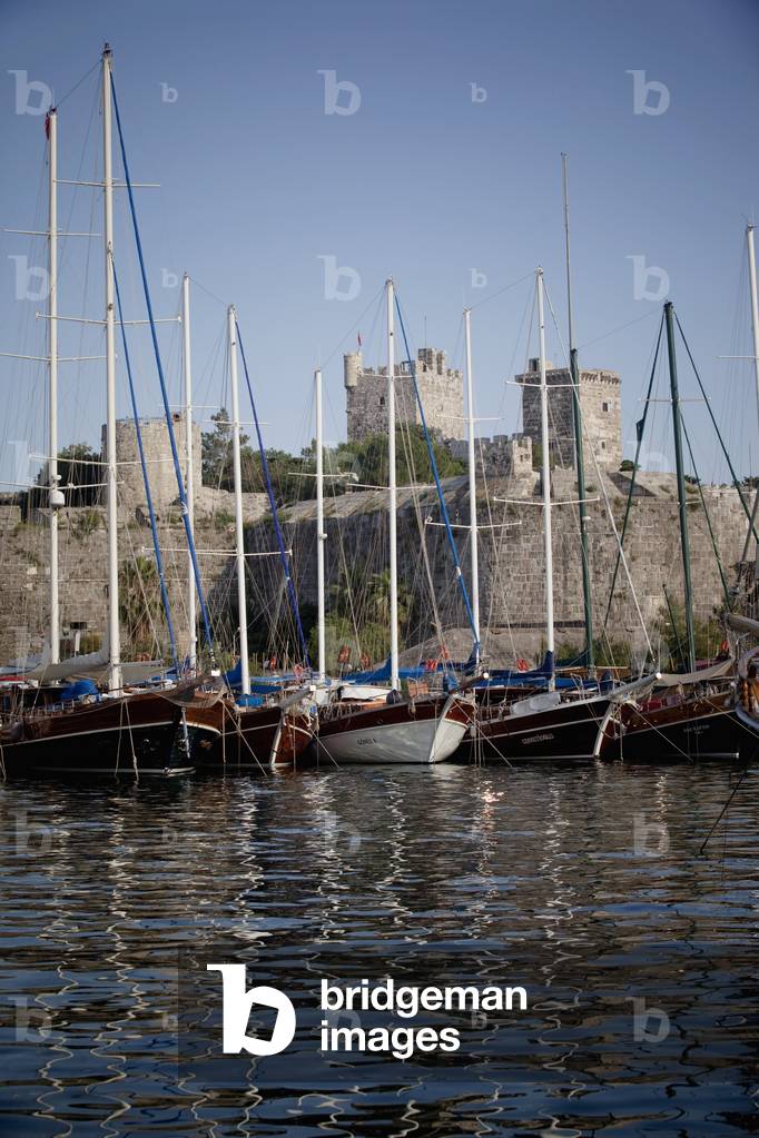 Turkey, Behind Is Bodrum Castle, Bodrum, Gulet Boats Lined Up in Harbour of Bodrum Bay (photo)
