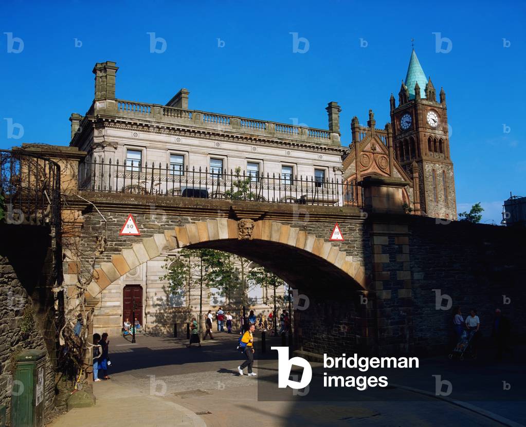 Derry City, Co Derry, Northern Ireland, City Wall And Gate Arch With Guildhall (photo)
