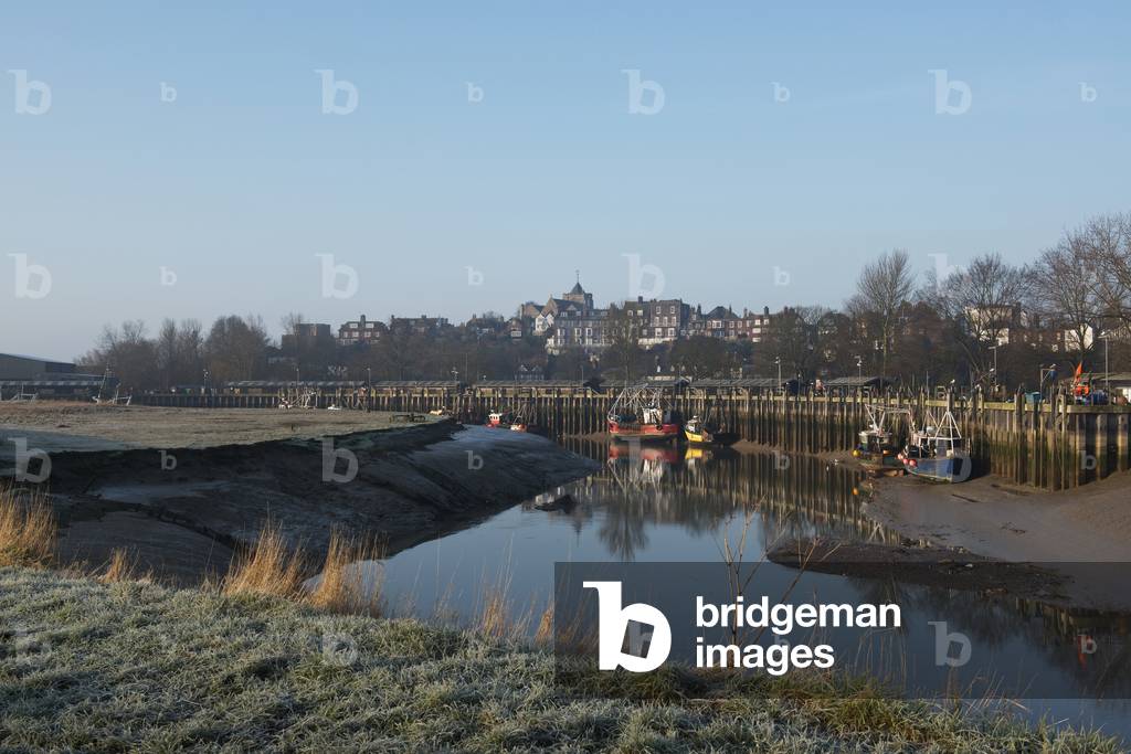 England, East Sussex, Misty winter's morning at Cinque Port of Rye, Rye (photo)