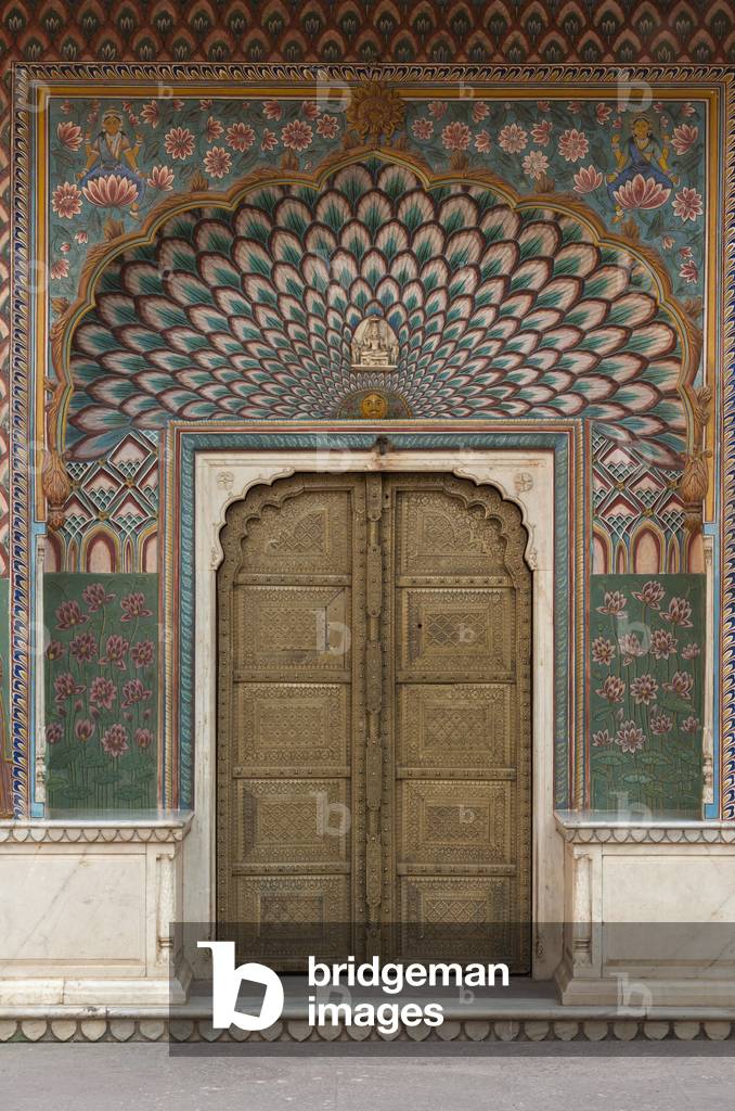 India, Rajasthan, Doorway in City Palace, Jaipur (photo)