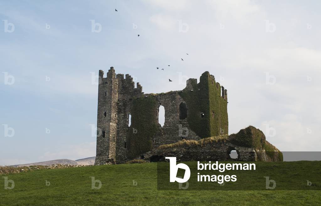 UK, Ireland, County Kerry, Iveragh Peninsula, Cahersiveen, Cahersiveen, Ballycarbery Castle on Ring of Kerry (photo)