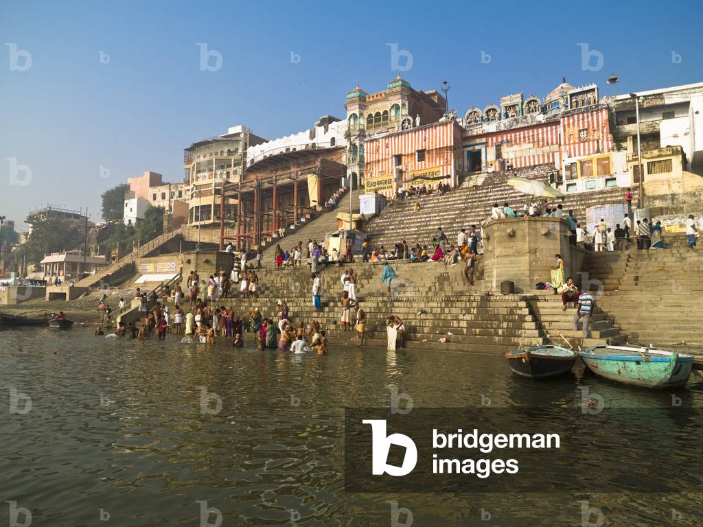 People bathing in the River, the Ganges, Varanasi, India (photo)