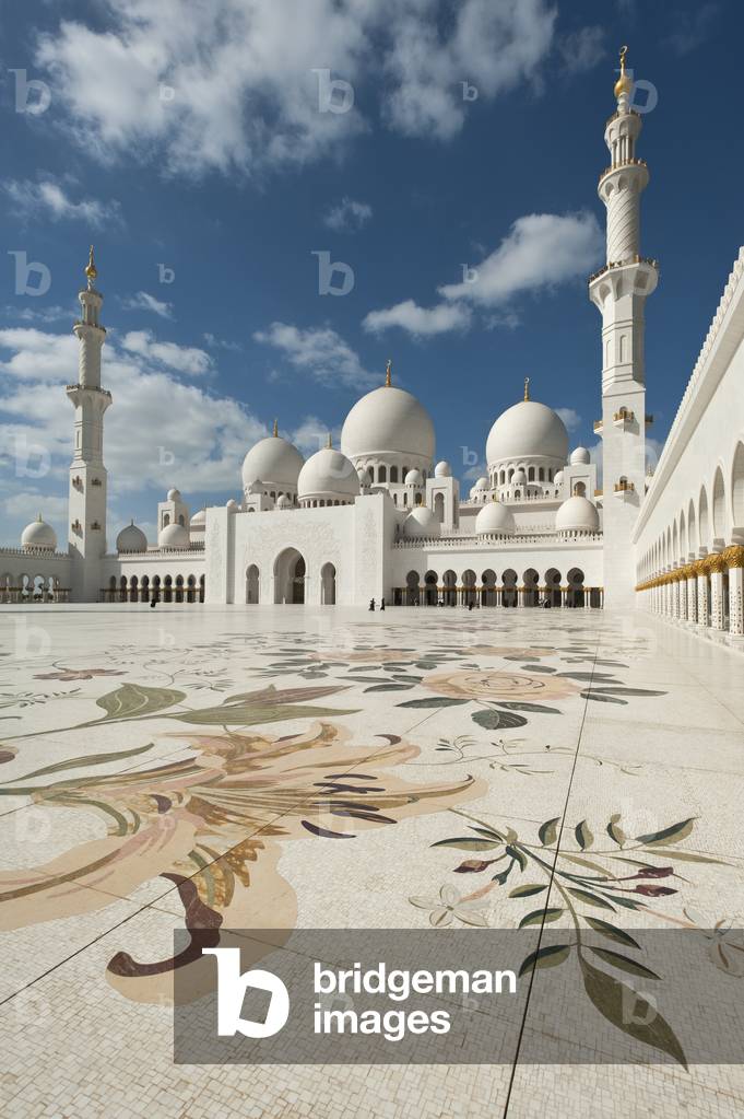 Courtyard of the Sheikh Zayed Grand Mosque, Abu Dhabi, United Arab Emirates (photo)