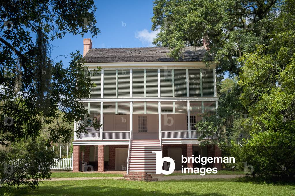 USA, Front view of Oakley Plantation on Audubon State, Louisiana (photo)