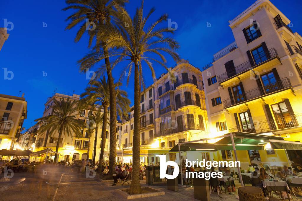 Spain, Majorca, Cafes at dusk, Palma (photo)