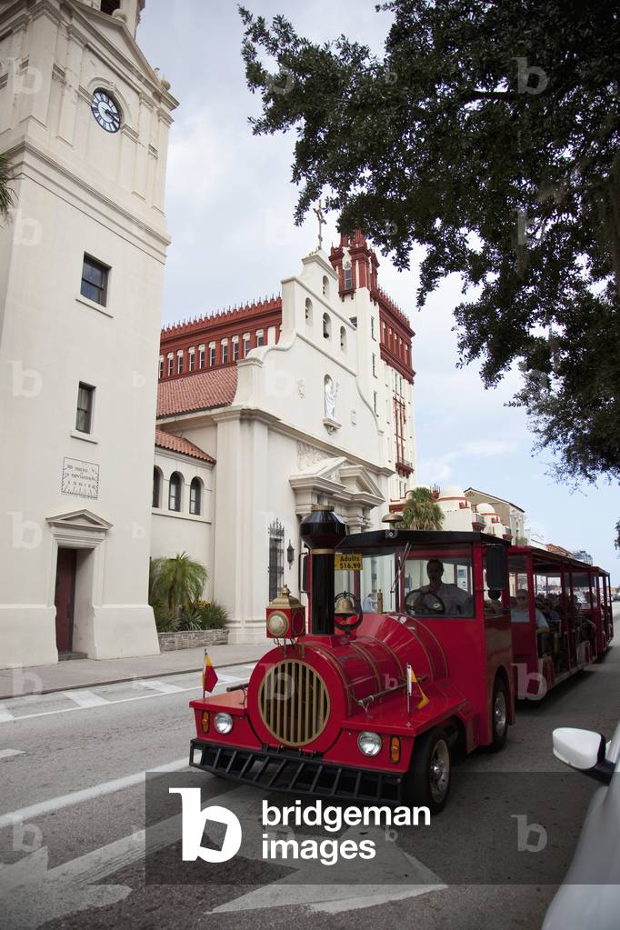 Usa, Florida, Tourist Trolley on Street, St Augustine (photo)