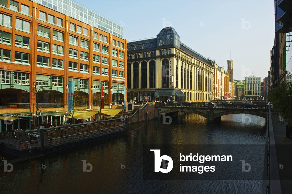 A road bridge crossing the river and buildings along the river, Hamburg, Germany (photo)