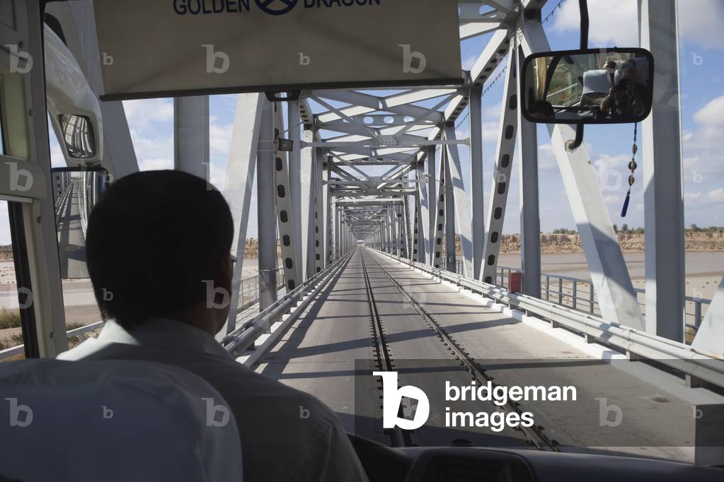 Road/rail bridge crossing Amu Darya (Oxus) river, near Turtkul, Kizilkum desert, Khwarezm region, Uzbekistan (photo)