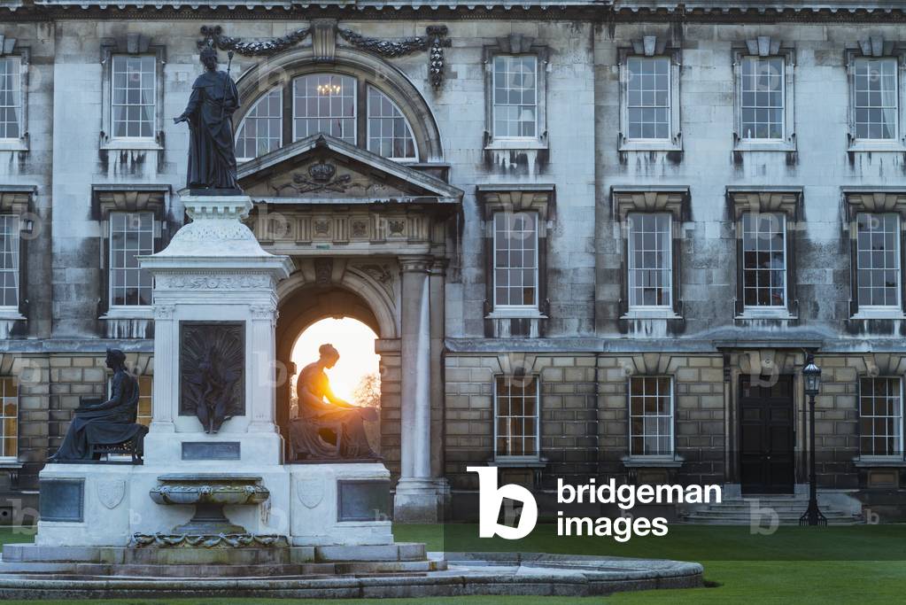 Founders Fountain and the Gibbs Building of King's College at dusk, Cambridge, Cambridgeshire, England, UK  (photo)