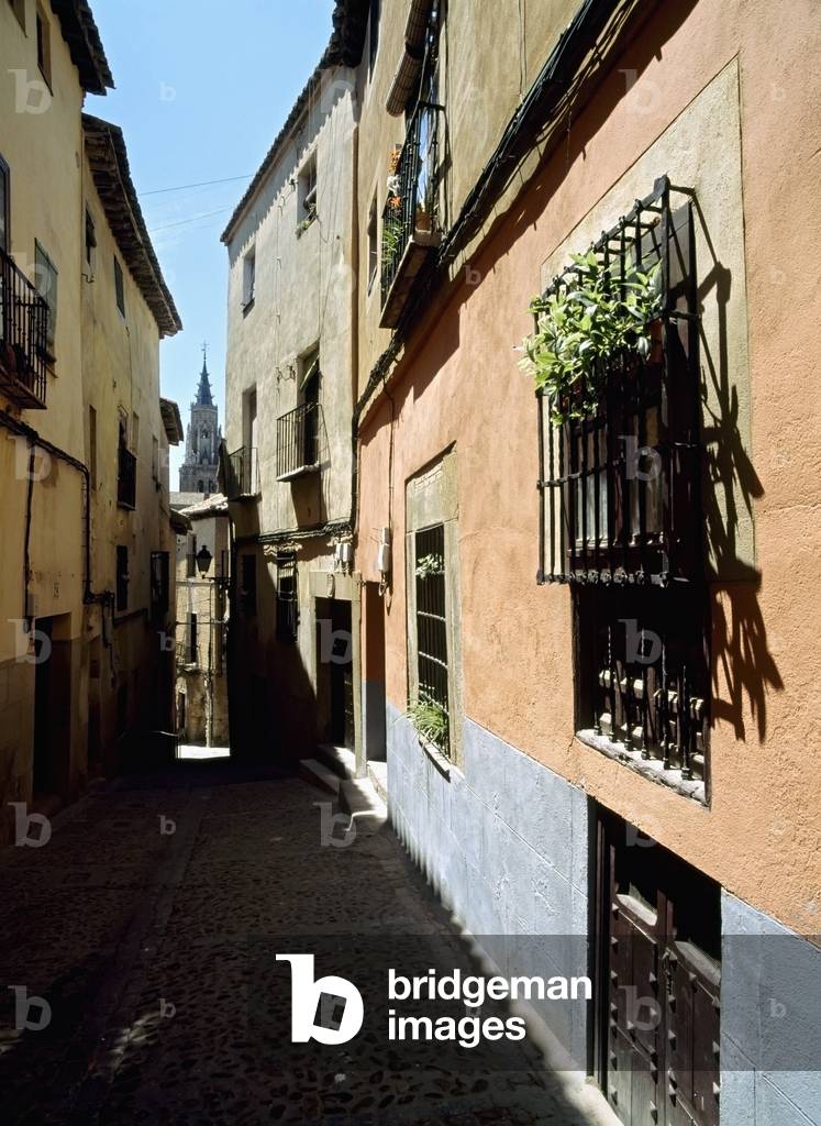 Narrow alley to Toledo Cathedral, Toledo, Spain (photo)