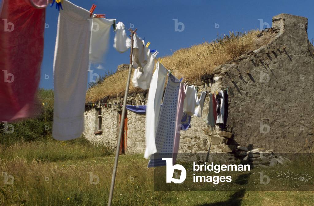 Inishowen Peninsula,Co Donegal,Ireland;Traditional Thatched Cottage And Washing (photo)