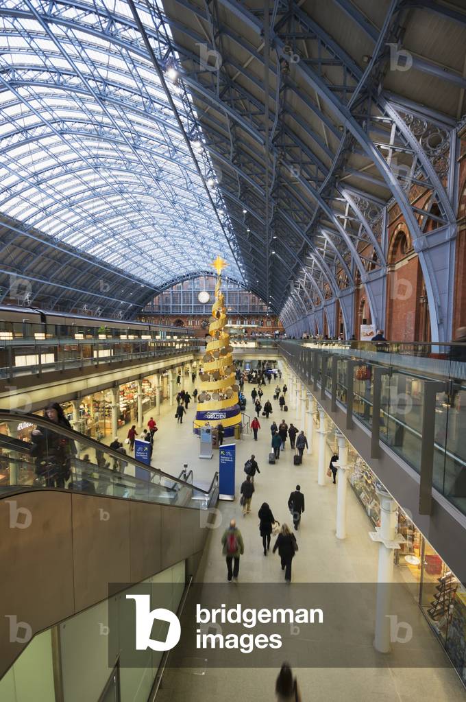 St Pancras station with an indoor Christmas tree, London, England, UK  (photo)