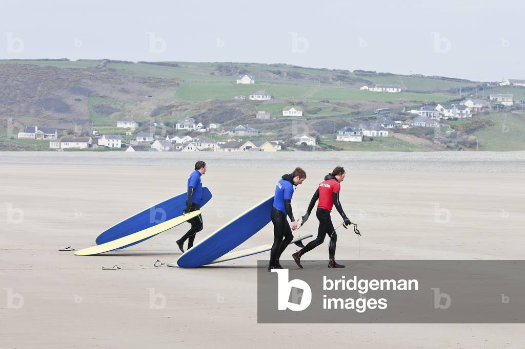 Surfers on Newgale Beach, Pembrokeshire Coast Path, Wales, United Kingdom (photo)