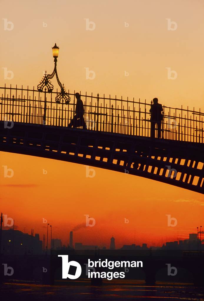 Ha'penny Bridge, Dublin, Co Dublin, Ireland; 19Th Century Bridge Over The River Liffey (photo)