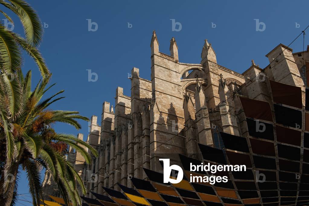 Spain, Majorca, Looking up at roof of outdoor theatre and cathedral, Palma (photo)