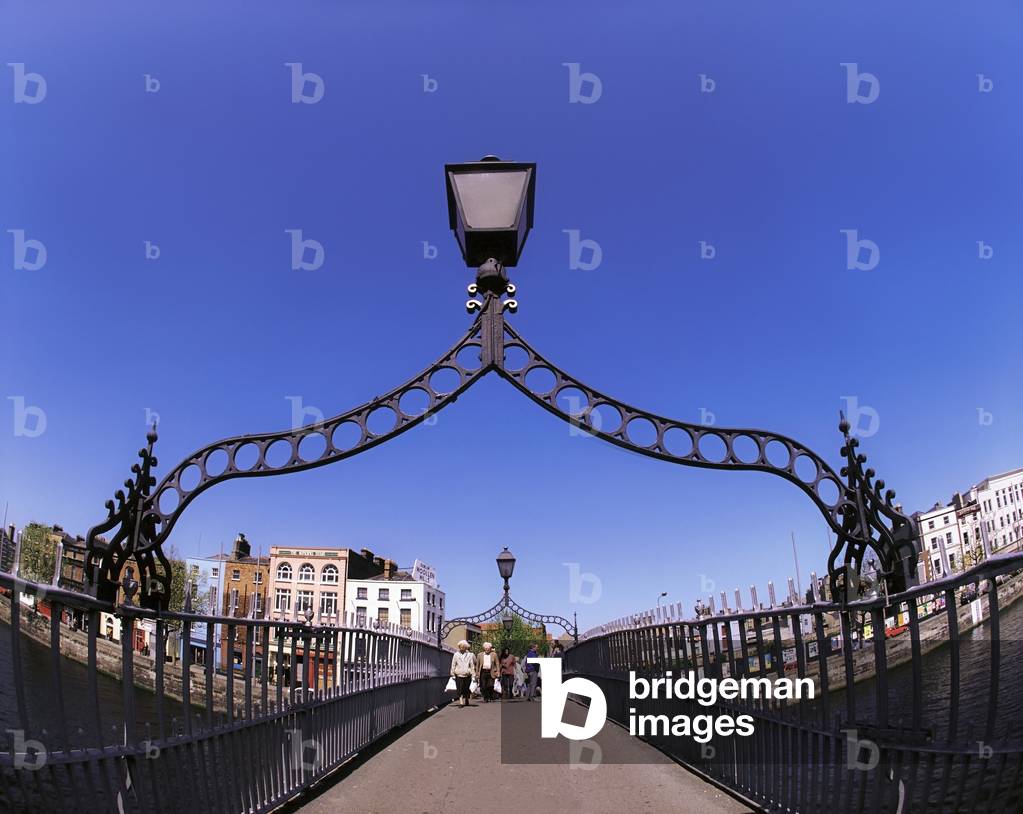 Ha'penny Bridge, River Liffey, Dublin, Ireland (photo)