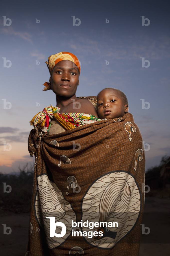 A Mother carrying her Child in a Traditional Way, Manica, Mozambique, Africa (photo)