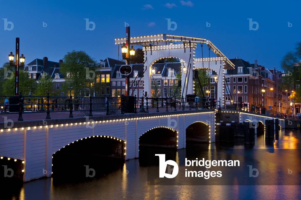 Skinny Bridge at dusk, Amsterdam, Holland (photo)