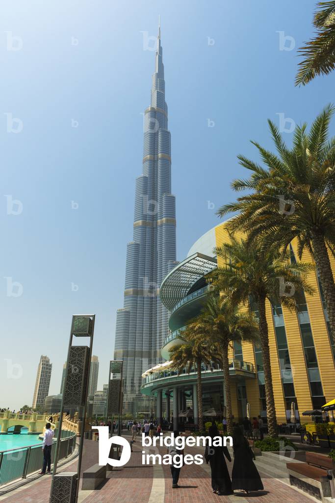 Looking past the Dubai Mall towards the Burj Khalifa, Dubai, United Arab Emirates (photo)