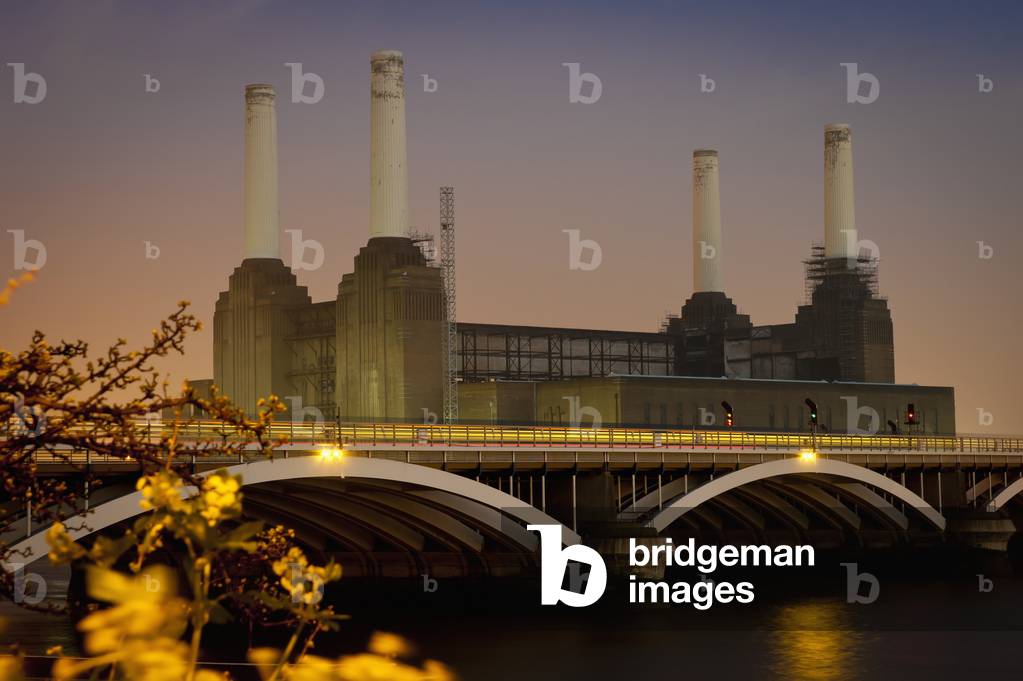 UK, England, UK , View of Battersea Power Station from Chelsea Bridge, London (photo)