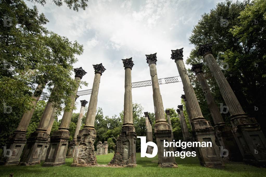 USA, Columns in Windsor Ruins, Mississippi (photo)