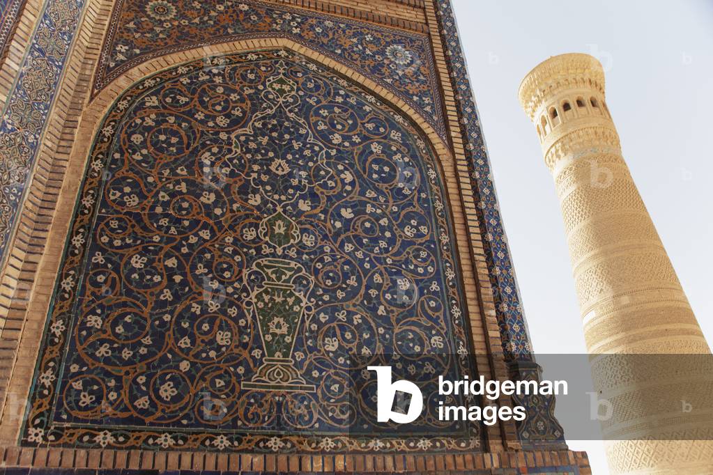 Decorated entrance to Mir-I-Arab Madrassah and Kalon minaret, Poi Kalon complex, Old Town, Bukhara, Uzbekistan (photo)