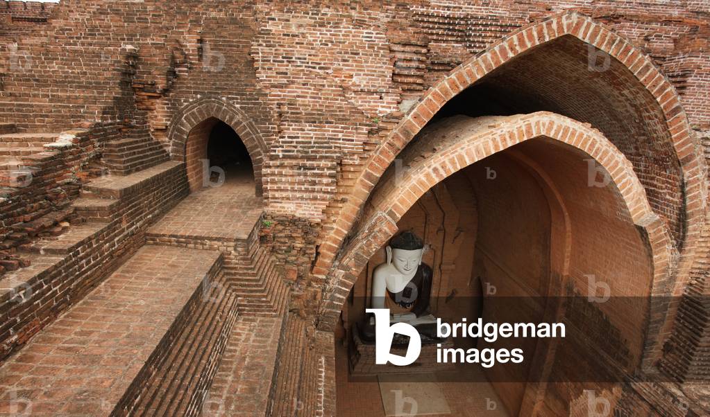 Burma/ Myanmar, Buddha statue in Buddhist pagoda, Bagan (photo)