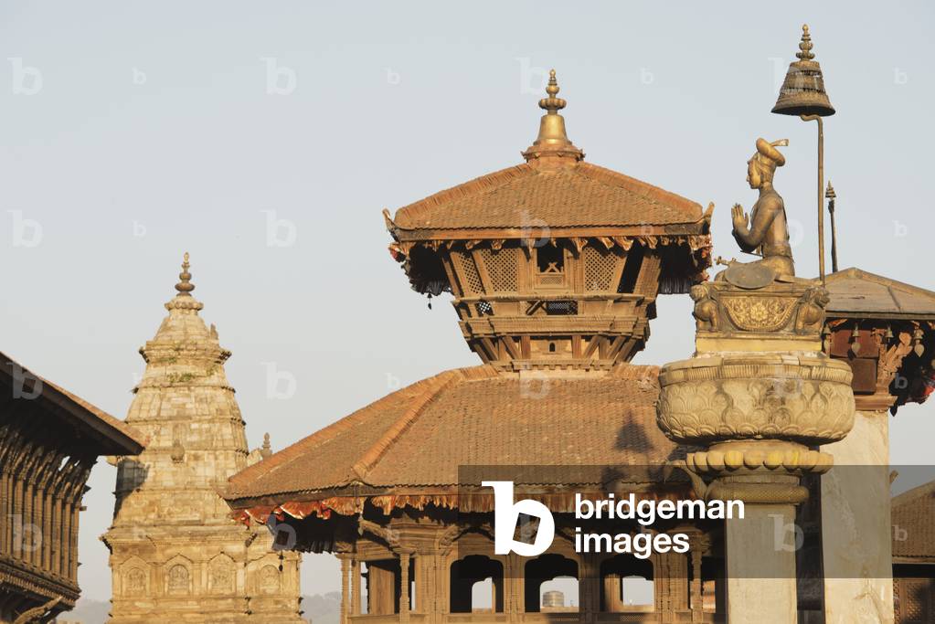 The Statue of King Bhupatindra Malla in worship in Bhaktapur's royal Durbar Square, Bhaktapur, Nepal (photo)