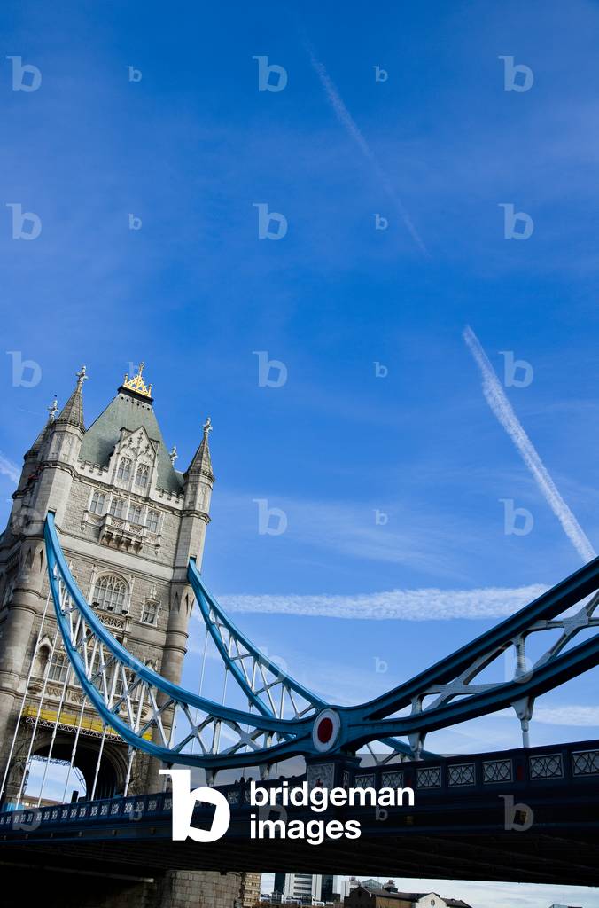 Tower bridge on the river Thames, London, England (photo)