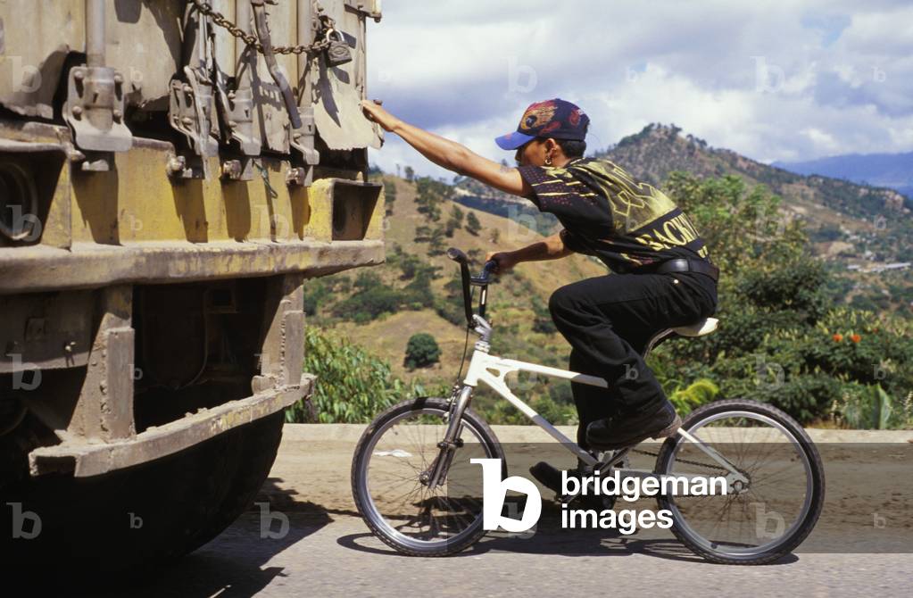 Hitching a Ride, Tegucigalpa, Honduras (photo)