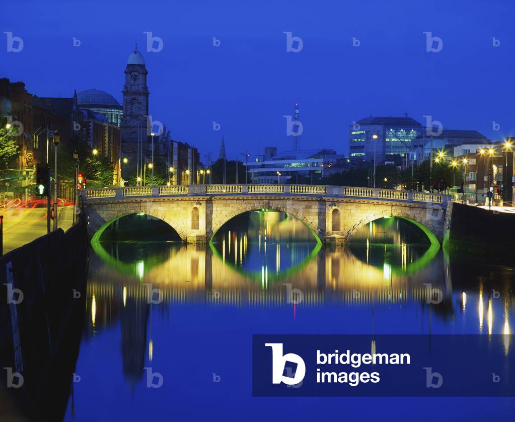 Queen's Street Bridge, River Liffey, Dublin, Ireland; Bridge Over River At Night (photo)