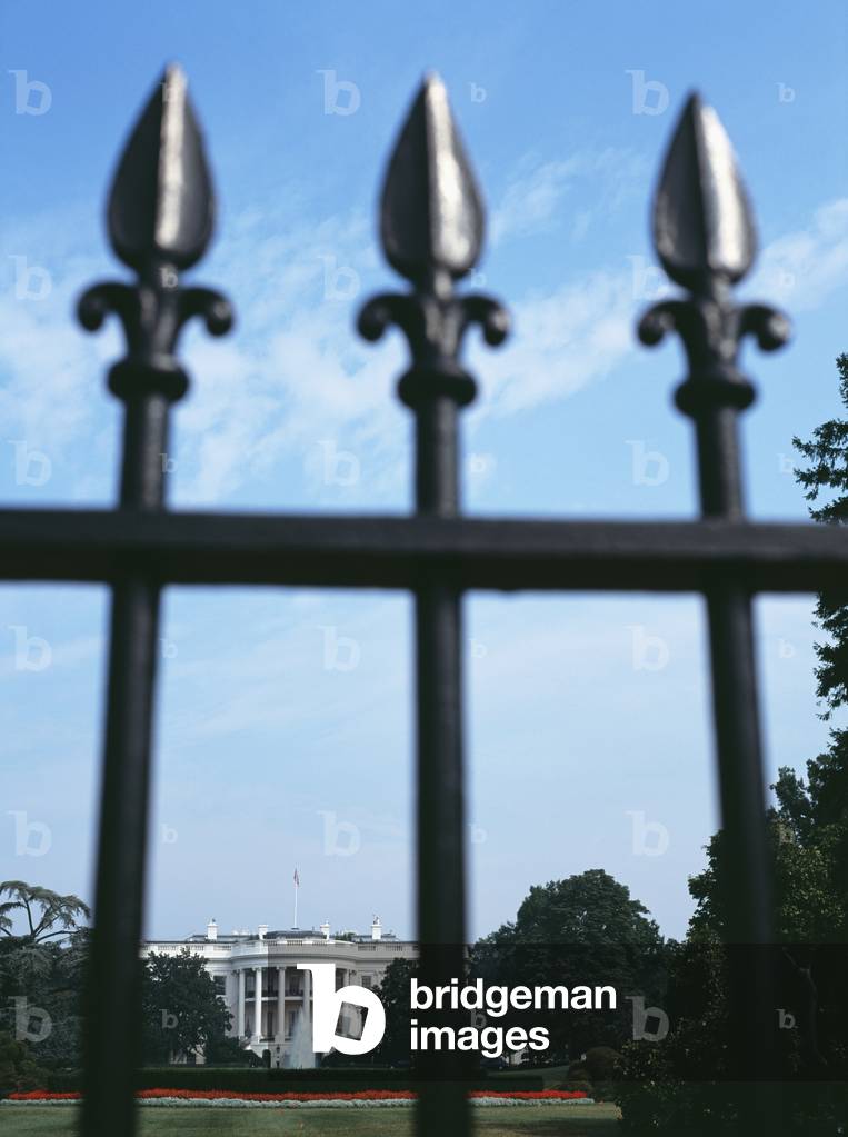 The White House as seen through fence, Washington DC, USA (photo)