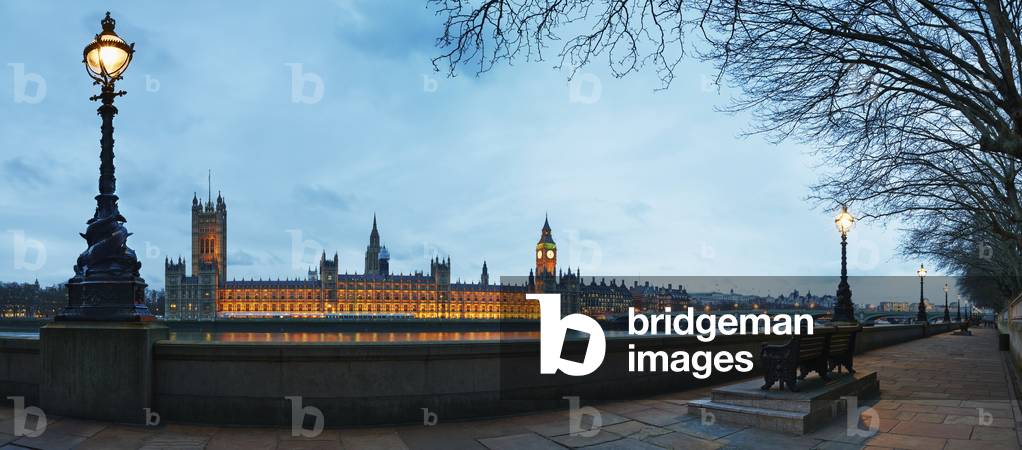 UK, Panoramic view of Houses of Parliament at dusk from River Thames, London (photo)