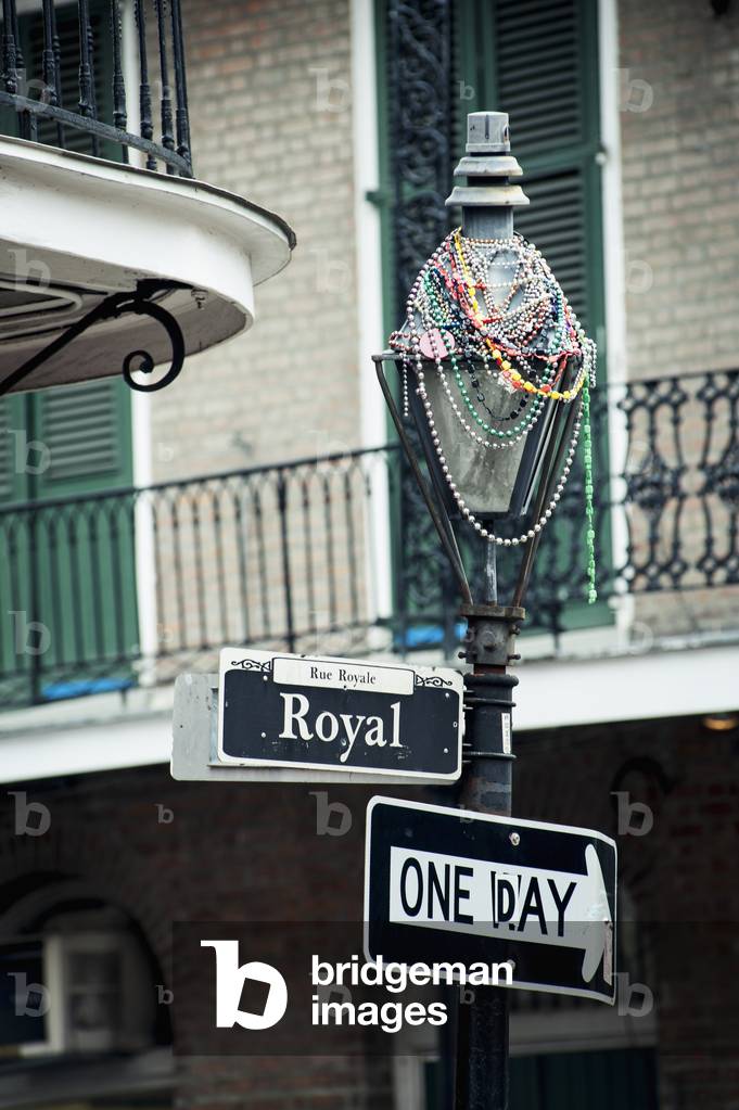 USA, Louisiana, French Quarter, New Orleans, Street light with Mardi Grass decorations (photo)