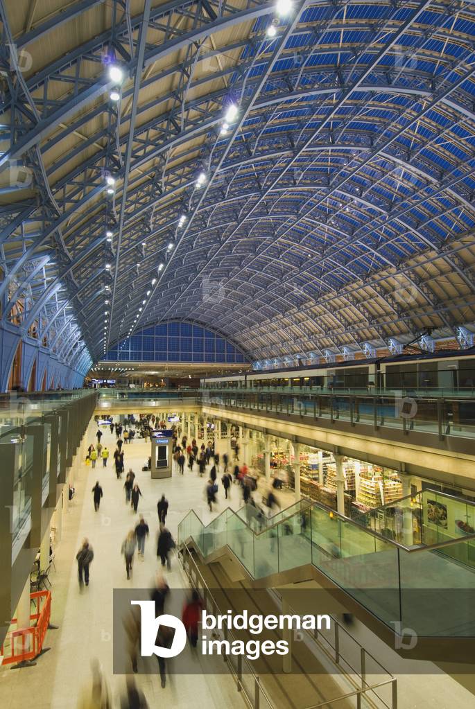 Shopping Area of Eurostar Terminal at St Pancras Station, London, England, UK (photo)