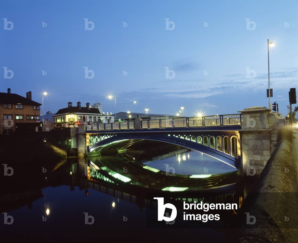 River Liffey, Dublin, Ireland; Bridge Over River At Night (photo)