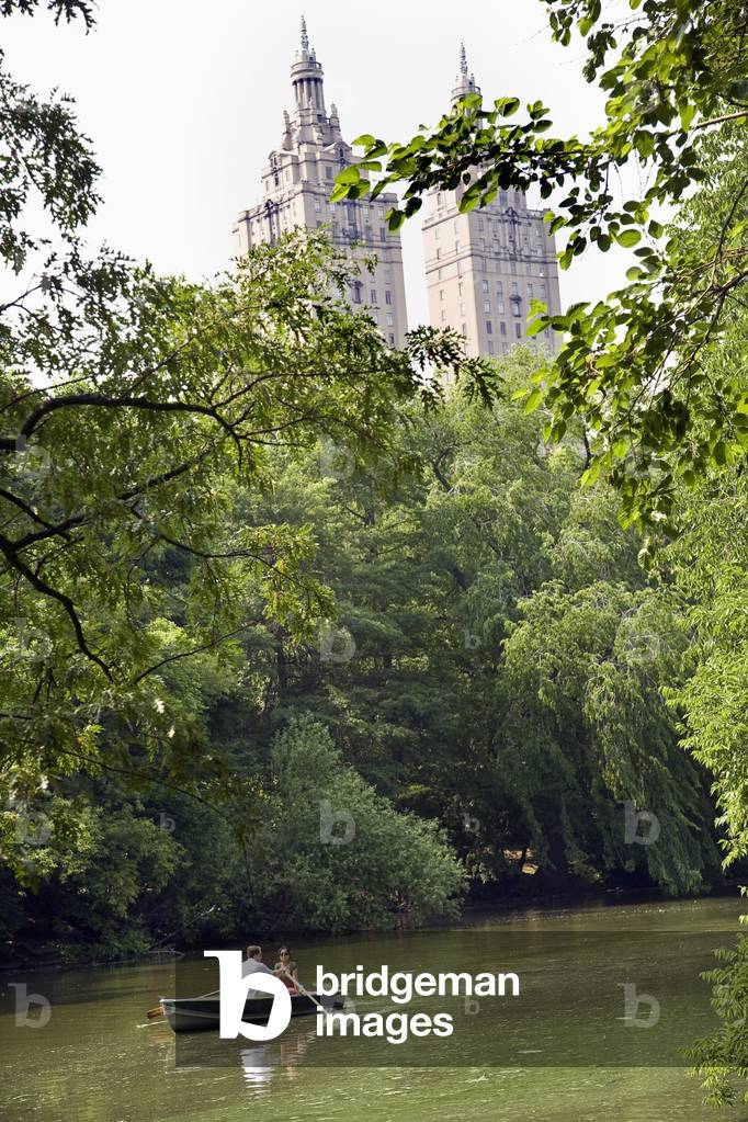 Rowing Boat on Lake in Central Park, New York, USA (photo)