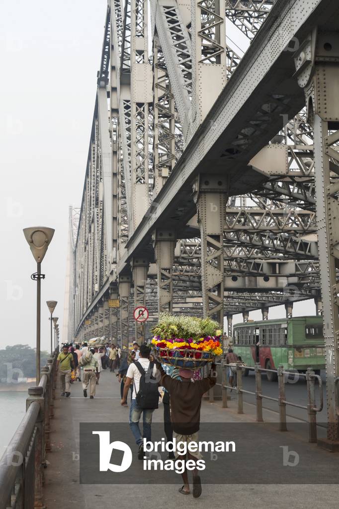 India, West Bengal, View of people crossing Howrah Bridge, Kolcutta (photo)