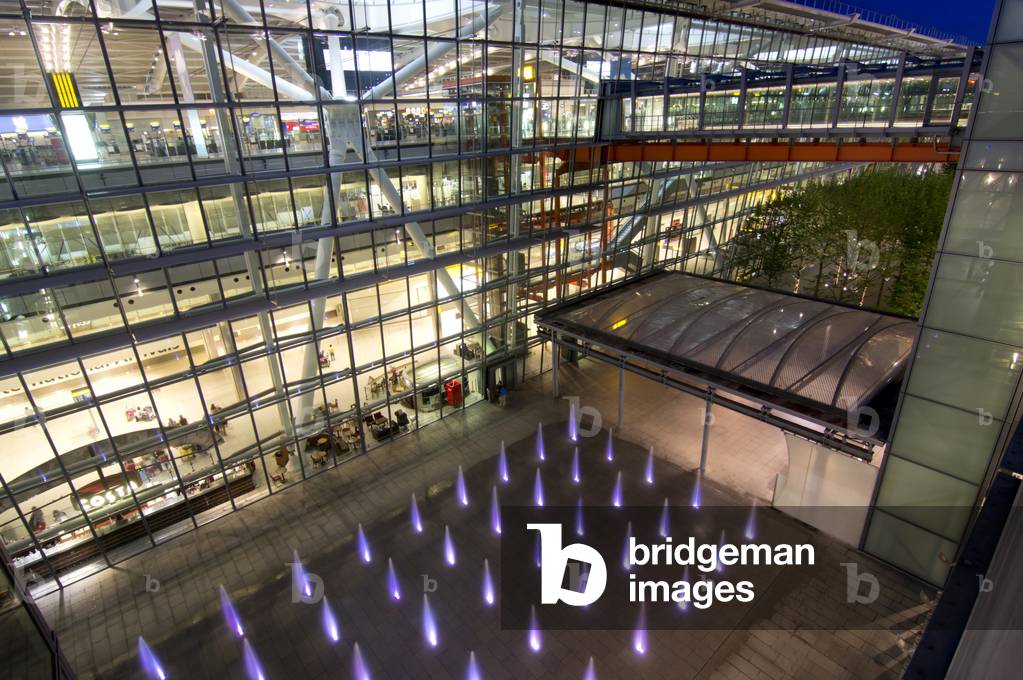 UK, England, Heathrow Airport Terminal 5 Building Dusk (photo)