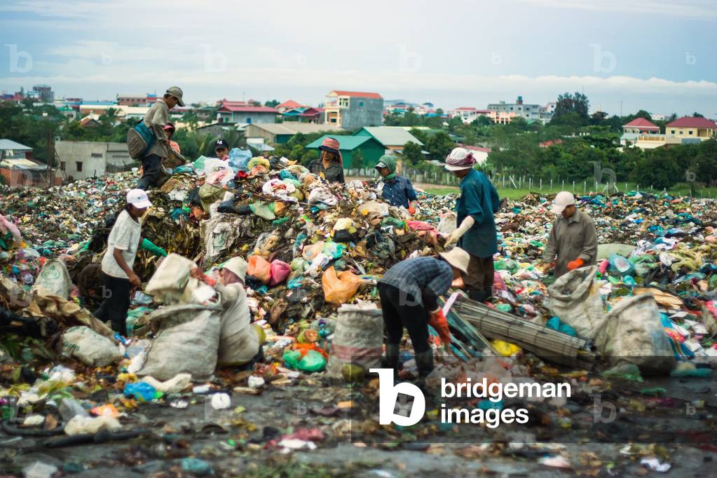 Cambodia, People looking through dumped trash at dump site, Phnom Penh (photo)