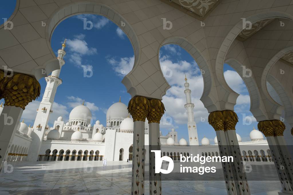 Courtyard of the Sheikh Zayed Grand Mosque, Abu Dhabi, United Arab Emirates (photo)