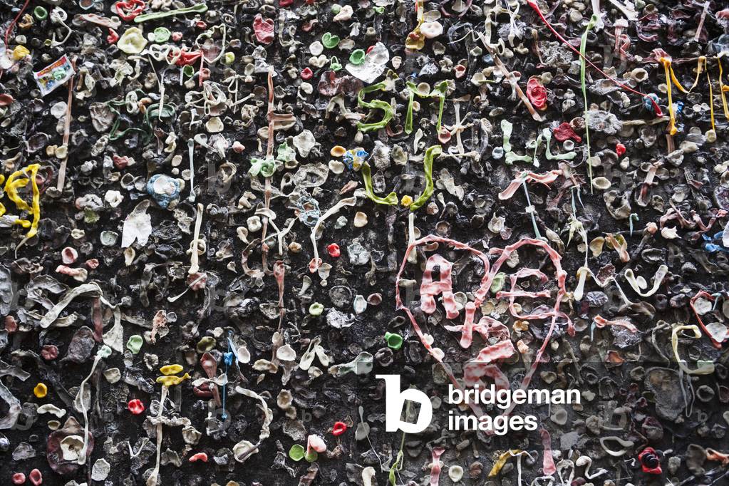 Chewing gum stuck to a wall, California, USA (photo)