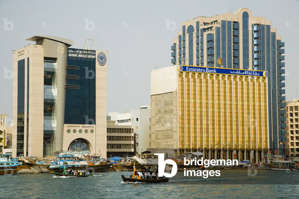 Bussling waterway traffic of Dubai Creek (photo)