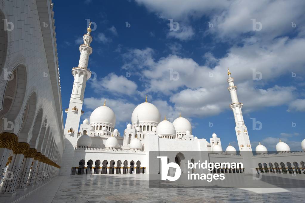 Courtyard of the Sheikh Zayed Grand Mosque, Abu Dhabi, United Arab Emirates (photo)