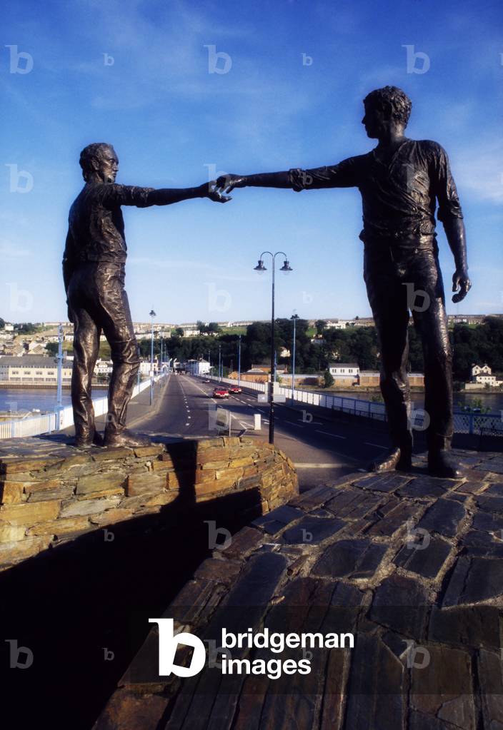 The Peace Statue, Derry City, Ireland (photo)