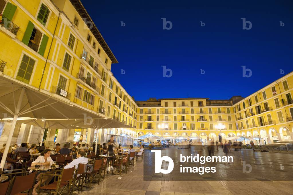 Spain, Majorca, Cafes and restaurants in Plaza Major at dusk, Palma (photo)