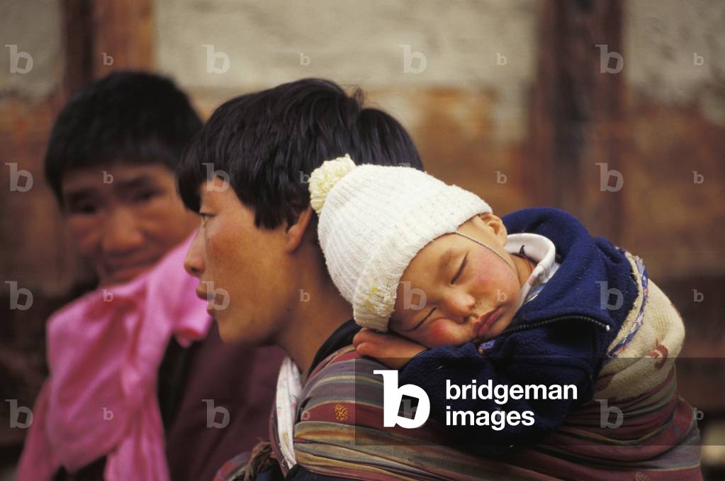 Man carrying Baby on His Back, Jakar, Bhutan (photo)