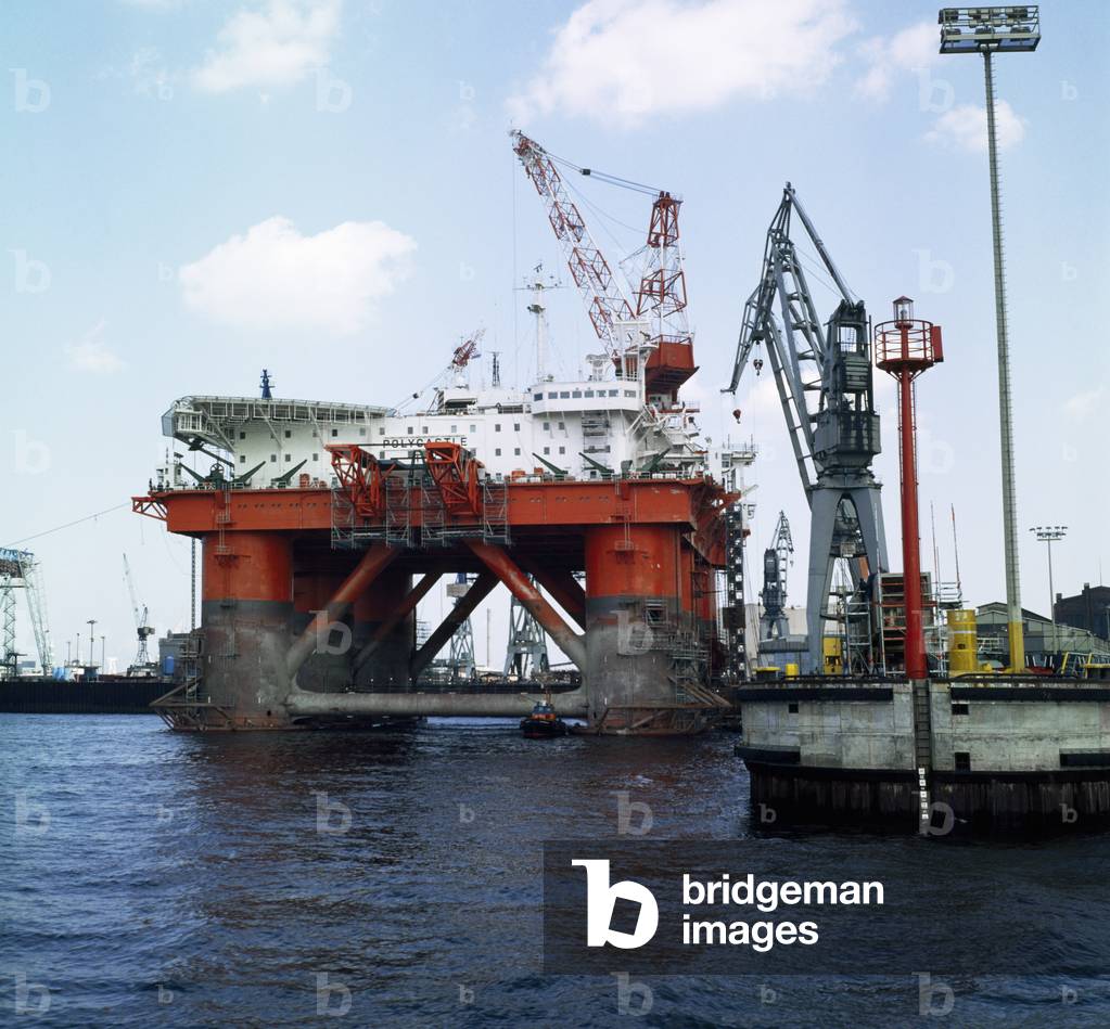 Oil Rig At Sea (photo)